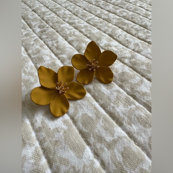 J. Crew Pastel Brulee Mixed Crystal Stone Petal Cluster Necklace - Picture 8 of 12